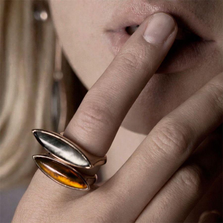 Anello in argento con navetta color cognac AURUM | AN1 NAV ARG-QRZO COGNAC